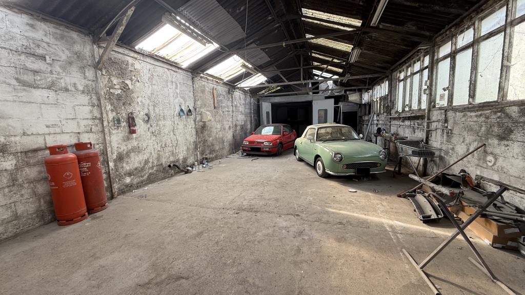 Lot: 34 - YARD, GARAGES AND LIGHT INDUSTRIAL PREMISES WITH POTENTIAL - Internal image of paintshop